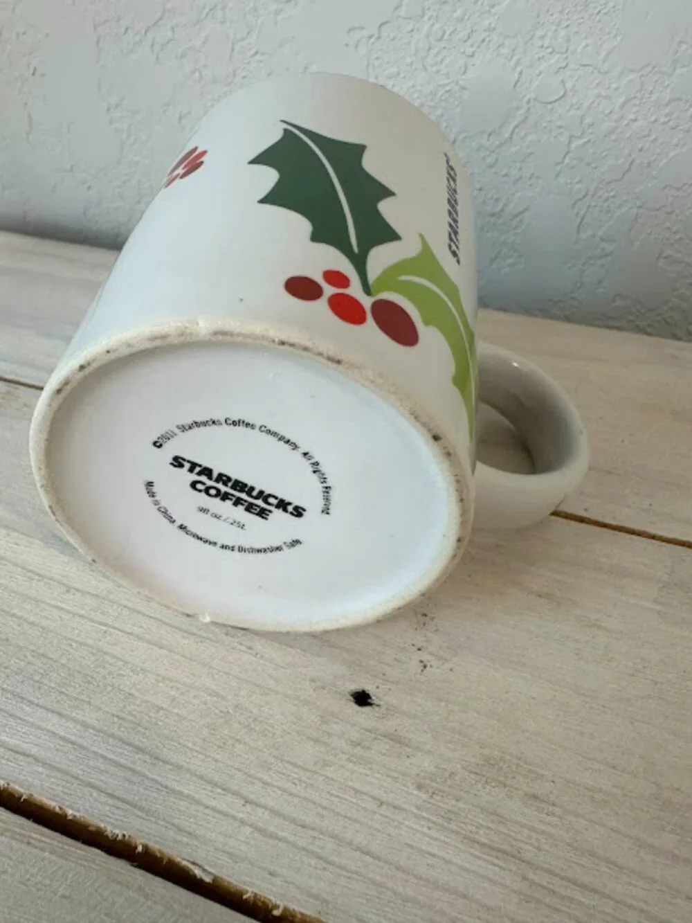 Starbucks 9 oz 2011 Holiday Christmas Holly Cup